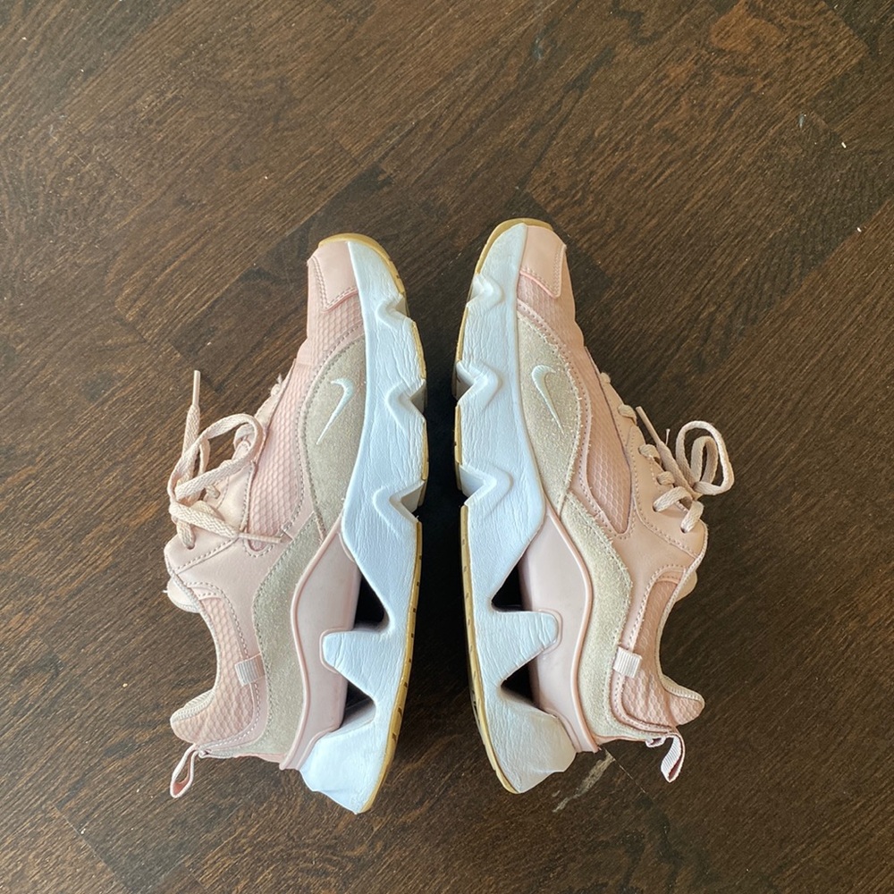 Size 8 Pink Nikes in very good used condition. Very comfortable and stylish.